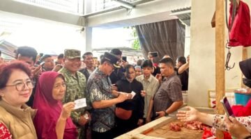 Jelang Idul Fitri 1447 H, Dandim 1310/Bitung Bersama Forkopimda Minut Sidak Pasar dan Bagikan Kupon Subsidi Sembako di Pasar Airmadidi