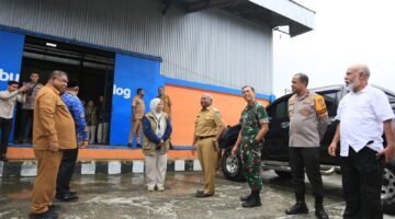 Kapolda Papua Barat Bersama Forkopimda Dampingi Gubernur Pantau Arus Mudik dan Ketersediaan Bahan Pokok