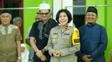 Pembagian Zakat Fitrah di Mesjid Al-Azhar Wosi