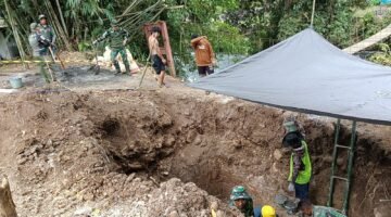 Progres Pesat, TNI dan Warga Rap Rap Gotong Royong Bangun Abutmen Jembatan Perintis Garuda