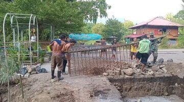 Gotong Royong Babinsa dan Warga Percepat Pembangunan Jembatan Perintis Garuda Rap Rap