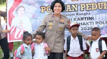 Dalam Rangka Hari Kartini, Polwan Polda Papua Barat Bagikan Tas Untuk Anak Sekolah
