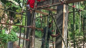 Percepat Pembangunan Jembatan Gantung Perintis Garuda, Babinsa Bantu Pengerjaan Jembatan