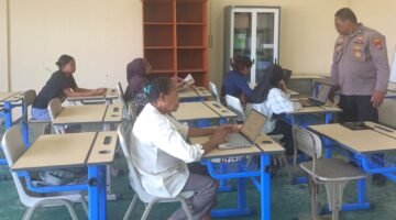 Satuan Binmas Polres Teluk Bintuni Gelar Kegiatan Belajar Mengajar Tik Bagi Siswa-siswi Pkbm Kasih Rumbai Koteka
